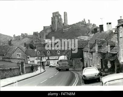 1963 - Öl Entdeckung bei Corfe in Dorset(West Country i England) Corfe in der Nähe von Poole, Dorset, ist Englands Schönheiten auf dem Höhepunkt der Sommersaison Touristen aus ganz Großbritannien und Europa besuchen West Country, viele von ihnen stoppen aus bei Corfe zu sehen, die Ruinen von Corfe Castle. Eine ruht die Heimat einer sächsischen König das Schloss hoch auf dem Hügel, der Blick hinunter auf das Dorf. In diesem Sommer. Touristen und Besucher Corfe werden in der Lage zu sehen, eine neue Attraktion, die nach der Entdeckung des Öls in Corfe, umfangreiche Befragungen von British Petroleum und British Gas Council zeigte, dass eine Oi Stockfoto