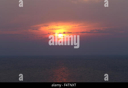 wunderschöne sehr schönen Sonnenuntergang über dem Meer Stockfoto