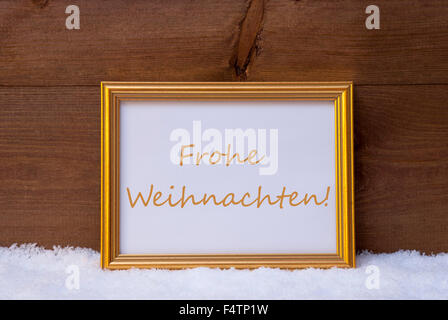 Rahmen mit Text Frohe Wohnaccesoires bedeuten Frohe Weihnachten im Schnee Stockfoto