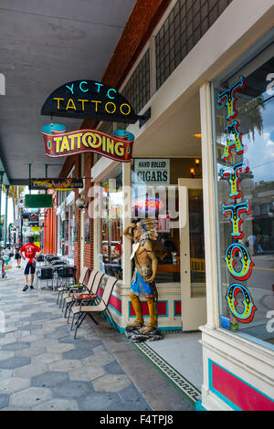 Die Ybor CIty Tattoo Company Storefront in Ybor City, FL, einem Viertel von Tampa Stockfoto