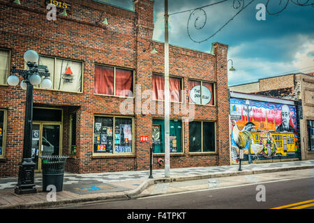 Street Art, Wandmalereien und Grafiken in Ybor City, FL, das ehemalige "Zigarre Hauptstadt der Welt" durch die Kubanische und spanische Einwanderer in der Nähe von Tampa, FL beigelegt Stockfoto