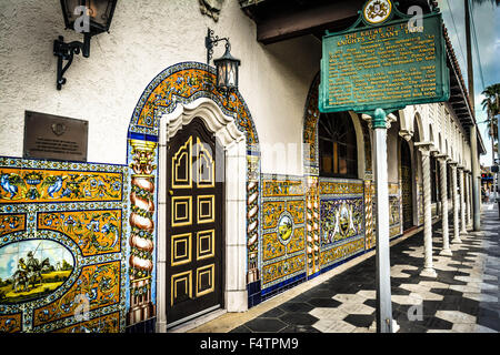 Legendäre Columbia Restaurant spanische Fliese-Wandbilder & kunstvolle Architektur in der historischen Hauptstadt der kubanische Zigarre, Ybor City.  FL Stockfoto