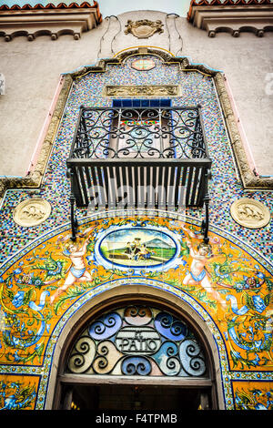 Legendäre Columbia Restaurant spanische Fliese-Wandbilder & kunstvolle Architektur in der historischen Hauptstadt der kubanische Zigarre, Ybor City.  FL Stockfoto