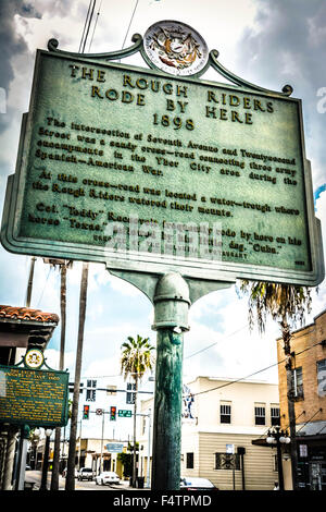 Eine historische Bronzetafel auf der Straße zum Gedenken an die Rough Riders-Passage im Jahre 1898 mit Teddy Roosevelt Ybor City, FL Stockfoto