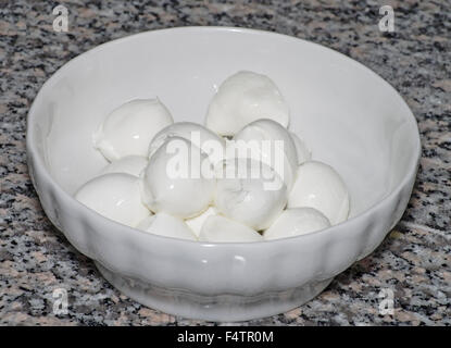 Kleine frische Büffelmozzarella verwendet Tu legen Sie über die pizza Stockfoto