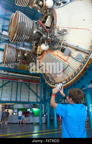 Junge, ein Foto auf seinem Handy von der Saturn-Rakete am John F. Kennedy Space Center, Merritt Insel, Florida, USA. Stockfoto