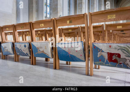 Wandteppich Kniebank im Hauptschiff der Kathedrale von Guildford, Surrey, UK Stockfoto
