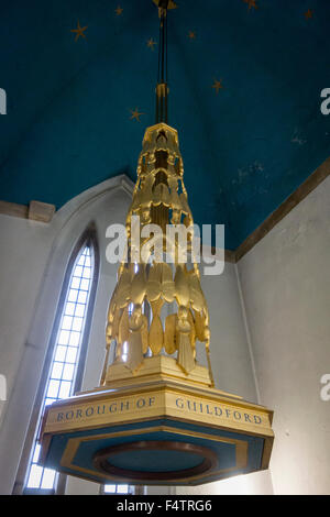 Ausgeglichen Baldachin über die Schriftart in der Kathedrale von Guildford, Surrey, UK Stockfoto