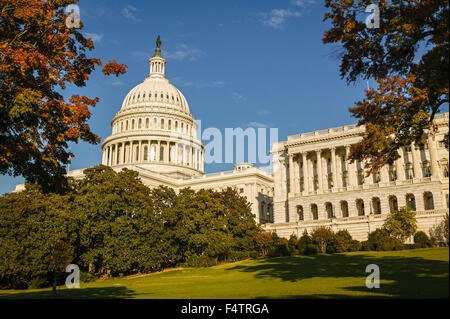 Washingtons Capitol und seiner Kuppel und Säulen. Blick von der Capitol Hill Park im Herbst – District Of Columbia Stockfoto