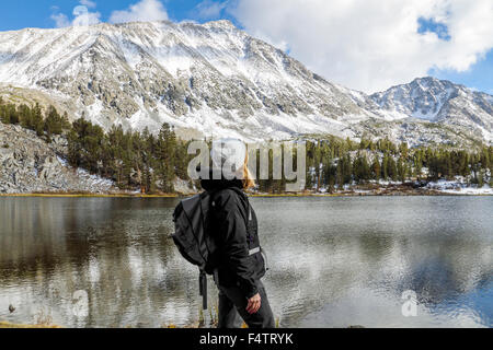 Wanderer auf kleine Seen-Tal im Rock Creek Canyon in der östlichen Sierra in der Nähe von Mammoth Lakes, Kalifornien Stockfoto