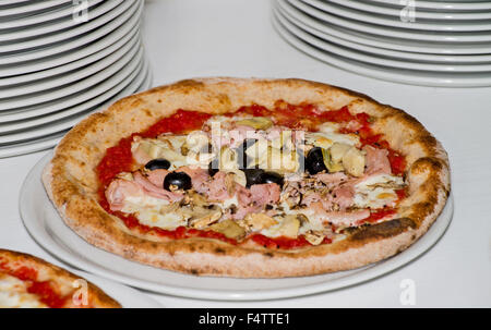 Italienische Pizza Capricciosa oder vier Jahreszeiten nur gekocht und aus dem Ofen Stockfoto