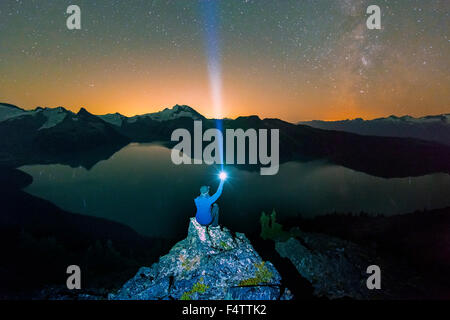 Kim scheint ihre Taschenlampe in den Himmel über Garibaldi See in Whistler, BC, Kanada. Stockfoto