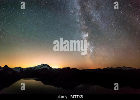 Die Milchstraße und die Lichtverschmutzung von Vancouver über Garibaldi See, Whistler, BC, Kanada. Stockfoto