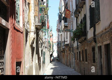 Eine leere Straße mit Baloneys in Venedig, Italien Stockfoto