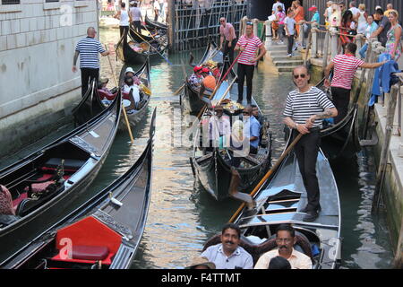 Ein Stau der Gondel in Venedig, Italien Stockfoto