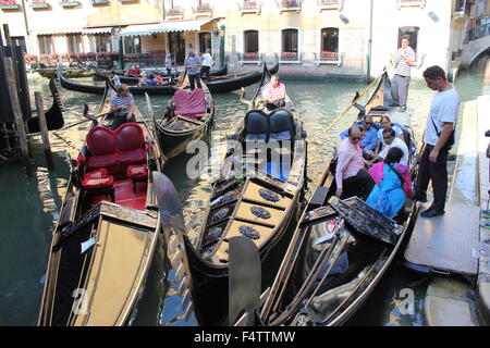 Gondolieri warten, um Touristen in Venedig, Italien Stockfoto