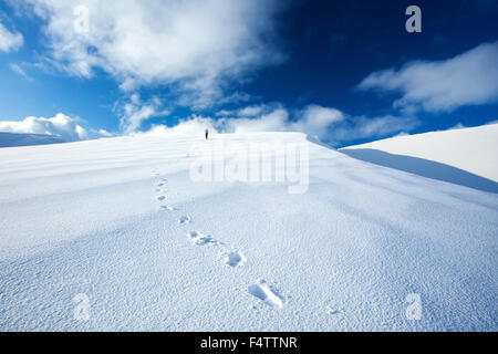 Gesunde aktive Mädchen Reisen entlang hoch verschneiten Bergen, schöne natürlicher Landschaft, blauer Himmel, Zeit Winterurlaub Stockfoto