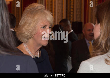 London, Vereinigtes Königreich. 15.10.2015. HRH die Herzogin von Cornwall trifft Mitglieder der Royal Commonwealth Society. Die Herzogin von Cornwall im Auftrag ihrer Majestät der Königin, Schirmherr der Royal Commonwealth Society, hält einen Empfang für die Gewinner von The Queen-Commonwealth-Essay-Wettbewerb im Buckingham Palace. Der Königin des Commonwealth-Essay-Wettbewerb wurde 1883 gegründet und ist der weltweit älteste internationale Schulen Schreibwettbewerb. Der diesjährige Wettbewerb, gesponsert von Cambridge University Press, erhielt mehr als 13.000 Einträgen von über 600 Schulen in 49 Commonwealth Länder und Gebiete. Th Stockfoto