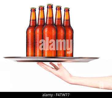 Kellnerin mit Tablett mit Flaschen Bier isoliert auf weißem Hintergrund Stockfoto