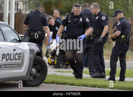 Albuquerque, New Mexico, USA. 7. Sep, 2015. Roberto E. Rosales. Im Bild APD Officer Daniel Webster(cq) mit einer Szene im Südosten Albuquerque am Labor Day 2015 unterstützt. Albuquerque, New Mexico © Roberto E. Rosales/Albuquerque Journal/ZUMA Draht/Alamy Live-Nachrichten Stockfoto