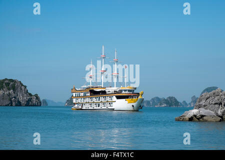 Drachen-Legende einer Kreuzfahrtschiff von Indochina Junk in Cang betrieben, Halong Bay, UNESCO-Weltkulturerbe, Vietnam Stockfoto