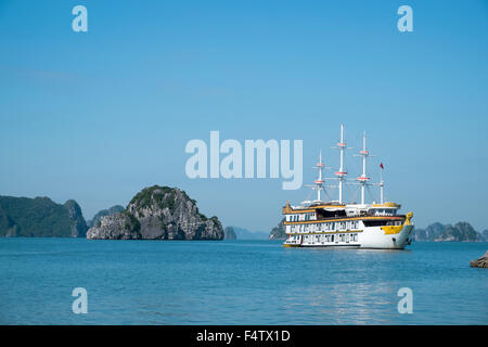 Drachen-Legende einer Kreuzfahrtschiff von Indochina Junk in Cang betrieben, Halong Bay, UNESCO-Weltkulturerbe, Vietnam Stockfoto