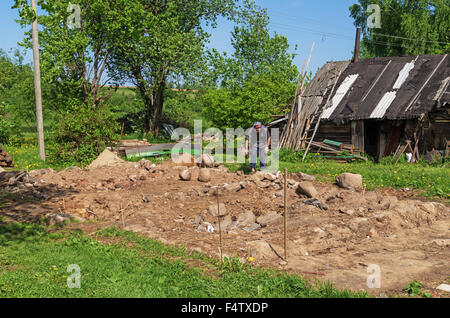 Bau der Landhaus-Stiftung mit Einsatz von natürlichen Steinen. Stockfoto