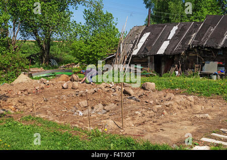 Bau der Landhaus-Stiftung mit Einsatz von natürlichen Steinen. Stockfoto