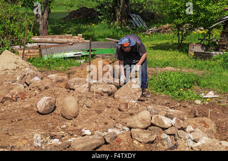 Bau der Landhaus-Stiftung mit Einsatz von natürlichen Steinen. Stockfoto