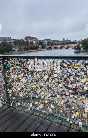 Liebesschlösser; Vorhängeschlösser eingeschrieben und gesperrt zur Pont de Kunst, eine Fußgängerbrücke über den Fluss Seine, Paris Frankreich Stockfoto