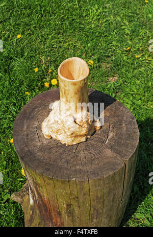 Handgefertigte Holz Vase auf hölzernen grauen Stub geschnitzt. Stockfoto
