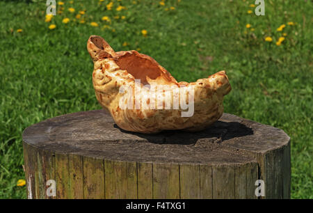 Handgefertigte Holz Vase auf hölzernen grauen Stub geschnitzt. Stockfoto