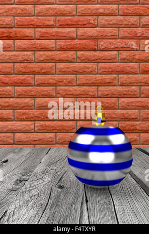 Blau Silber Weihnachtskugel auf die alte getrocknete rauen Planken gegen Mauer gerendert Stockfoto