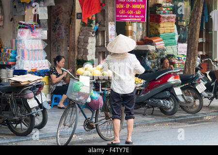 vietnamesische Dame verkauft frisches Obst vom Rad in Hanoi Altstadt, Hauptstadt von Vietnam Stockfoto