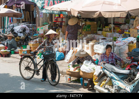 Vietnamesische Damen verwalten ihre Nahrung Stände auf dem Markt in Hanoi old Quarter Vietnam Stockfoto