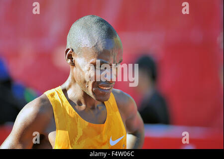 Augenblicke nach dem Überqueren der Ziellinie als Chicago Marathon Sieger 2015 Dickson Chumba von Kenia ist allein mit seinen Gedanken. Chicago, Illinois, USA. Stockfoto