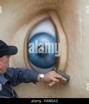 Pudagla, Deutschland. 14. Oktober 2015. Ein Arbeiter reinigt den Kopf der Figur "Gulliver" mit einem Pinsel in der "Gullivers Welt" Erlebnispark auf der Insel Usedom in Pudagla, Deutschland, 14. Oktober 2015. Die Figur muss gereinigt werden, um wetterbedingten Schäden im Winter zu vermeiden. Die Skulptur 'Gulliver in Liliput' ist 36 Meter lang und 17 Meter breit, so dass es eines der größten seiner Art in Europa. Foto: STEFAN SAUER/Dpa/Alamy Live News Stockfoto