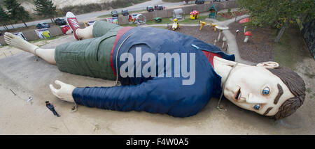 Pudagla, Deutschland. 14. Oktober 2015. Ein Arbeiter reinigt die Hand der Figur "Gulliver" mit einem Schlauch in der "Gullivers Welt" Erlebnispark auf der Insel Usedom in Pudagla, Deutschland, 14. Oktober 2015. Die Figur muss gereinigt werden, um wetterbedingten Schäden im Winter zu vermeiden. Die Skulptur 'Gulliver in Liliput' ist 36 Meter lang und 17 Meter breit, so dass es eines der größten seiner Art in Europa. Foto: STEFAN SAUER/Dpa/Alamy Live News Stockfoto