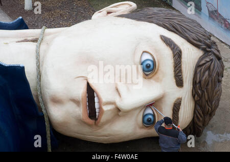 Pudagla, Deutschland. 14. Oktober 2015. Ein Arbeiter reinigt den Kopf der Figur "Gulliver" mit einem Pinsel in der "Gullivers Welt" Erlebnispark auf der Insel Usedom in Pudagla, Deutschland, 14. Oktober 2015. Die Figur muss gereinigt werden, um wetterbedingten Schäden im Winter zu vermeiden. Die Skulptur 'Gulliver in Liliput' ist 36 Meter lang und 17 Meter breit, so dass es eines der größten seiner Art in Europa. Foto: STEFAN SAUER/Dpa/Alamy Live News Stockfoto