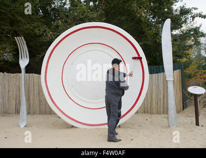 Pudagla, Deutschland. 14. Oktober 2015. Ein Arbeiter reinigt die Platte für die Figur "Gulliver" mit einem Pinsel in der "Gullivers Welt" Erlebnispark auf der Insel Usedom in Pudagla, Deutschland, 14. Oktober 2015. Die Figur muss gereinigt werden, um wetterbedingten Schäden im Winter zu vermeiden. Die Skulptur 'Gulliver in Liliput' ist 36 Meter lang und 17 Meter breit, so dass es eines der größten seiner Art in Europa. Foto: STEFAN SAUER/Dpa/Alamy Live News Stockfoto