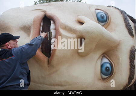 Pudagla, Deutschland. 14. Oktober 2015. Ein Arbeiter reinigt den Kopf der Figur "Gulliver" mit einem Pinsel in der "Gullivers Welt" Erlebnispark auf der Insel Usedom in Pudagla, Deutschland, 14. Oktober 2015. Die Figur muss gereinigt werden, um wetterbedingten Schäden im Winter zu vermeiden. Die Skulptur 'Gulliver in Liliput' ist 36 Meter lang und 17 Meter breit, so dass es eines der größten seiner Art in Europa. Foto: STEFAN SAUER/Dpa/Alamy Live News Stockfoto