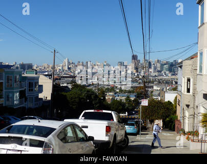 San Francisco, Kalifornien, USA. 21. Oktober 2015. Eine Straße in San Francisco, Kalifornien, USA, 21. Oktober 2015. San Francisco ist eine der teuersten Städte in den Vereinigten Staaten in aufzuhalten. Es hat praktisch an der Technologie-Industrie übernommen wurden, führte zu einem Zustrom von Mitarbeitern, die auf der Suche nach Wohnungen in der Stadt hat. Foto: BARBARA MUNKER/Dpa/Alamy Live News Stockfoto