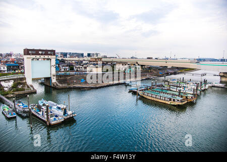 Wassertor, in der Nähe von Daishihashi Brücke über Tamagawa, bindet Ota-Ku, Tokio und Kawasaki City, Präfektur Kanagawa, Japan Stockfoto