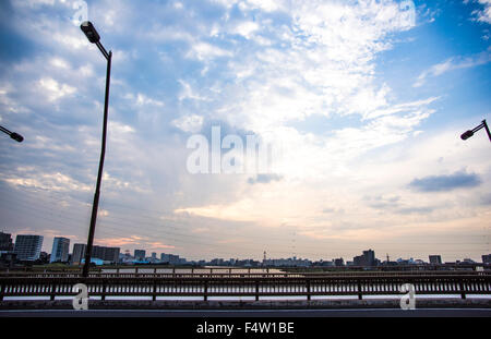 Daishihashi Brücke verbindet über Tamagawa Fluss, Ota-Ku, Tokio und Kawasaki City, Präfektur Kanagawa, Japan Stockfoto