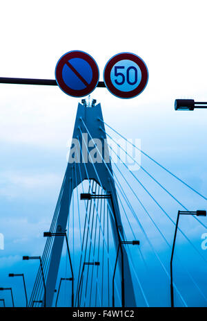 Daishihashi Brücke verbindet über Tamagawa Fluss, Ota-Ku, Tokio und Kawasaki City, Präfektur Kanagawa, Japan Stockfoto