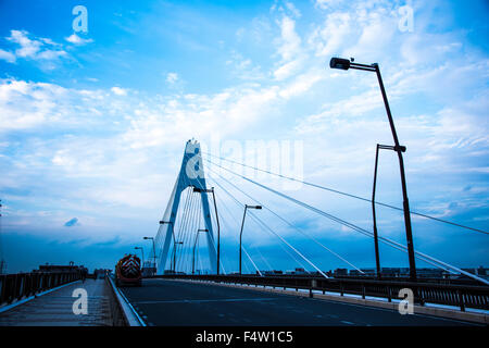Daishihashi Brücke verbindet über Tamagawa Fluss, Ota-Ku, Tokio und Kawasaki City, Präfektur Kanagawa, Japan Stockfoto