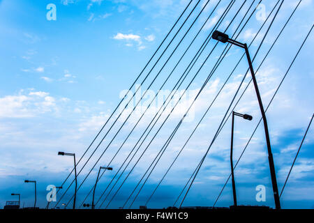 Daishihashi Brücke verbindet über Tamagawa Fluss, Ota-Ku, Tokio und Kawasaki City, Präfektur Kanagawa, Japan Stockfoto