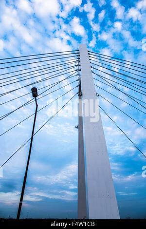 Daishihashi Brücke verbindet über Tamagawa Fluss, Ota-Ku, Tokio und Kawasaki City, Präfektur Kanagawa, Japan Stockfoto