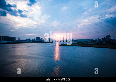 Daishihashi Brücke verbindet über Tamagawa Fluss, Ota-Ku, Tokio und Kawasaki City, Präfektur Kanagawa, Japan Stockfoto