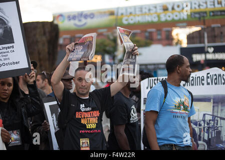 Brookyn, Vereinigte Staaten von Amerika. 22. Oktober 2015. Demonstranten marschieren entlang Flatbush Avenue, sobald er sich Barclays Center. Demonstranten versammelten sich in Cadman Plaza in der Innenstadt von Brooklyn und marschierten zu Barclays Center zum protest gegen Polizeigewalt als Bestandteil einer bundesweiten Serie von Protesten. Bildnachweis: Albin Lohr-Jones/Pacific Press/Alamy Live-Nachrichten Stockfoto